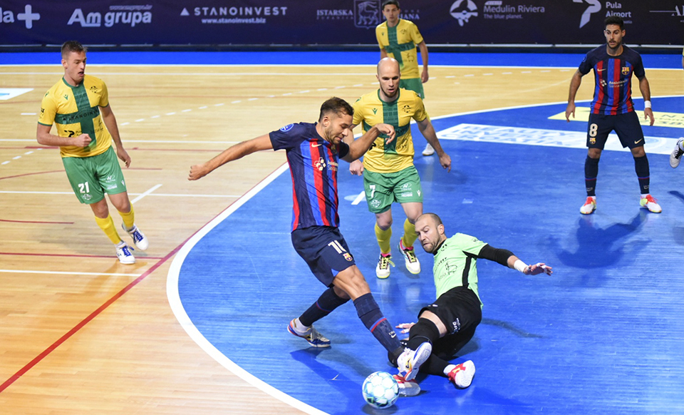 Pito, del Barça, trata de superar a Milanović, del Pula en la UEFA Futsal Champions League