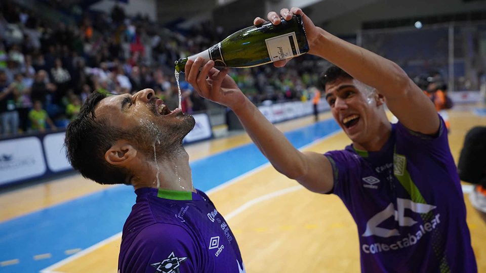 Eloy Rojas celebra con Carlitos la histórica clasificación del Mallorca Palma Futsal para jugar la Final Four