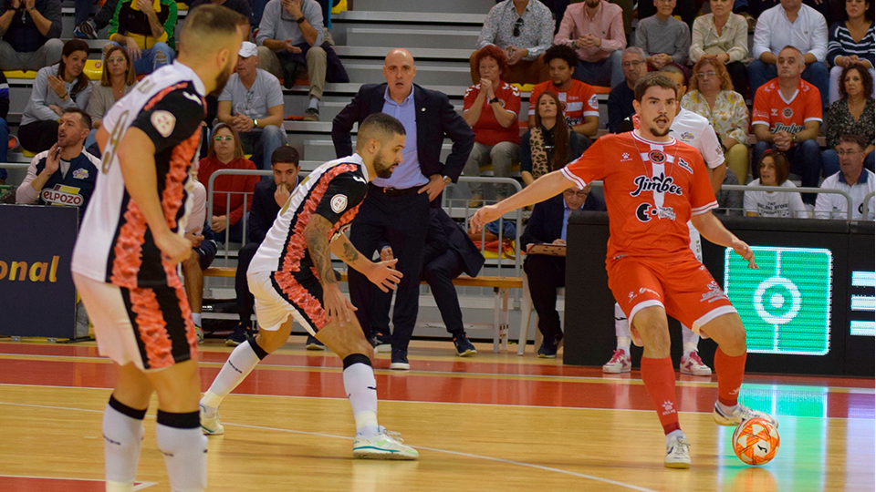 Mellado, de Jimbee Cartagena, da un pase ante la defensa de Felipe Valerio, de ElPozo Murcia Costa Cálida