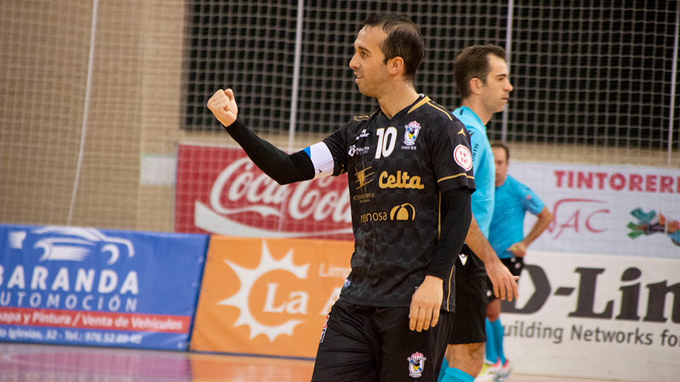 Adri celebra un gol de O Parrulo Ferrol. (Foto: Jorge Vicioso)