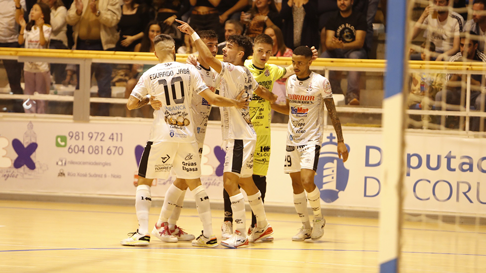 Los jugadores del Noia Portus Apostoli celebran un tanto.