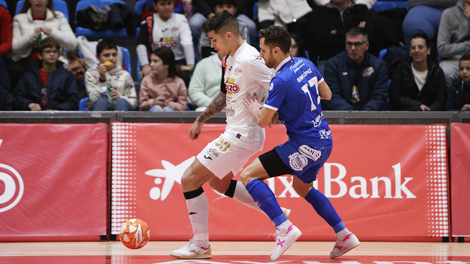 Darío, del ElPozo Murcia Costa Cálida, protege el balón ante Rafa López, de Quesos El Hidalgo Manzanares (Fotografía: Pascu Méndez)