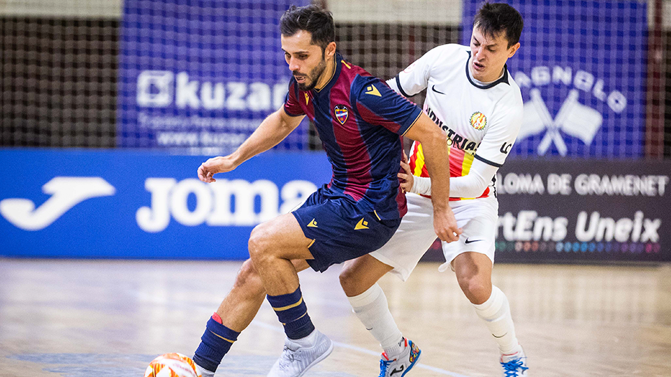 Rafa Usín, jugador del Levante UD FS, ante Corso, de Industrias Santa Coloma.