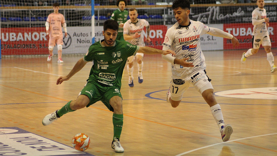 Pirata, de Noia Portus Apostoli, defiende a Dani Zurdo, de Xota FS