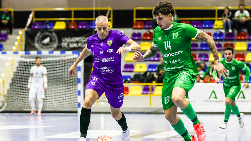 Miguelín, jugador del Córdoba Patrimonio, ante Dani Fernández, del BeSoccer CD UMA Antequera.