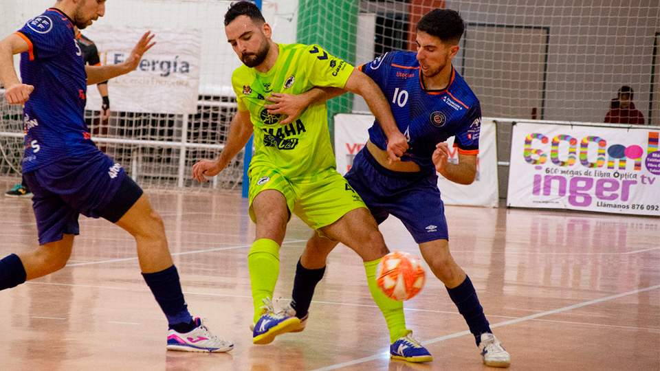 Gambín, jugador de Bisontes Castellón, ante Tabuenca, del Full Energía Zaragoza. (Foto: Pedro Luis Serrano)