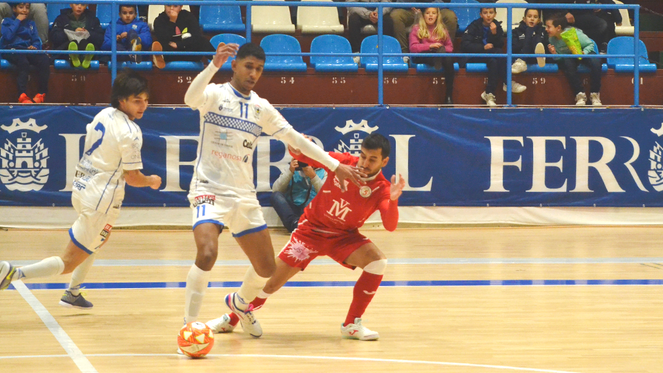 Pedro Yrigoyen, de O Parrulo Ferrol, controla la pelota ante la defensa de Sala 5 Martorell