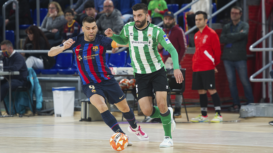 Aitor Blanco, del Real Betis Futsal, conduce el balón ante Sergio Lozano, del Barça (Fotografía: Ernesto Aradilla)