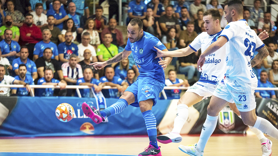 Matheus Preà, del Viña Albali Valdepeñas, golpea el balón ante Daniel y Humberto, del Quesos El Hidalgo Manzanares (Fotografía: ACP - FSV)