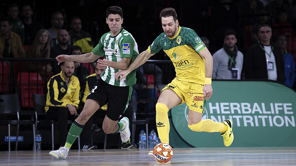 Raúl, del Real Betis Futsal, y Alan Brandi, del Jaén FS, pugnan por el balón