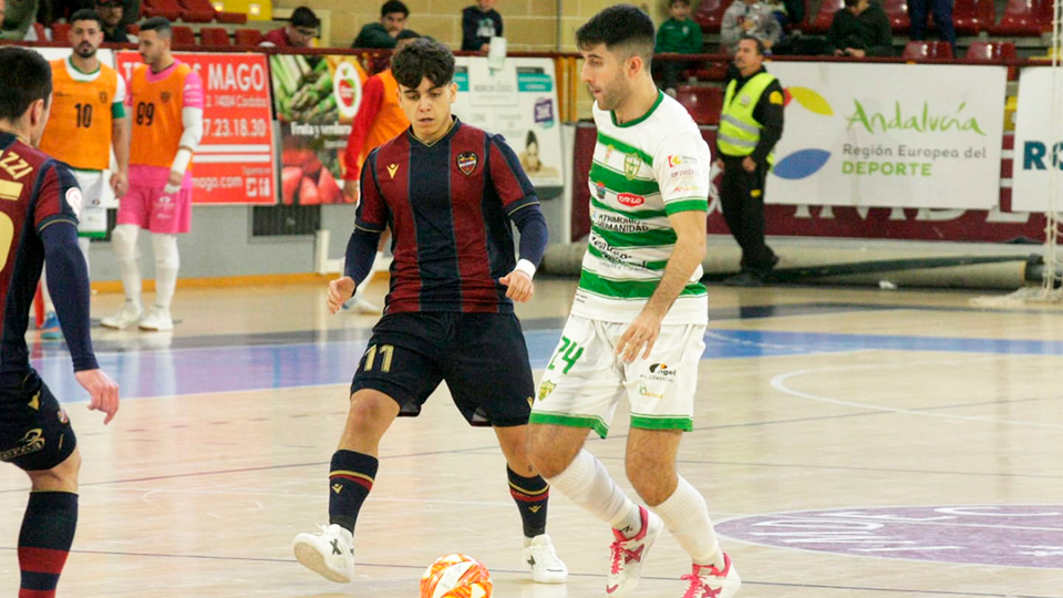 Ismael, jugador del Córdoba Patrimonio, ante Pachu, del Levante UD FS.