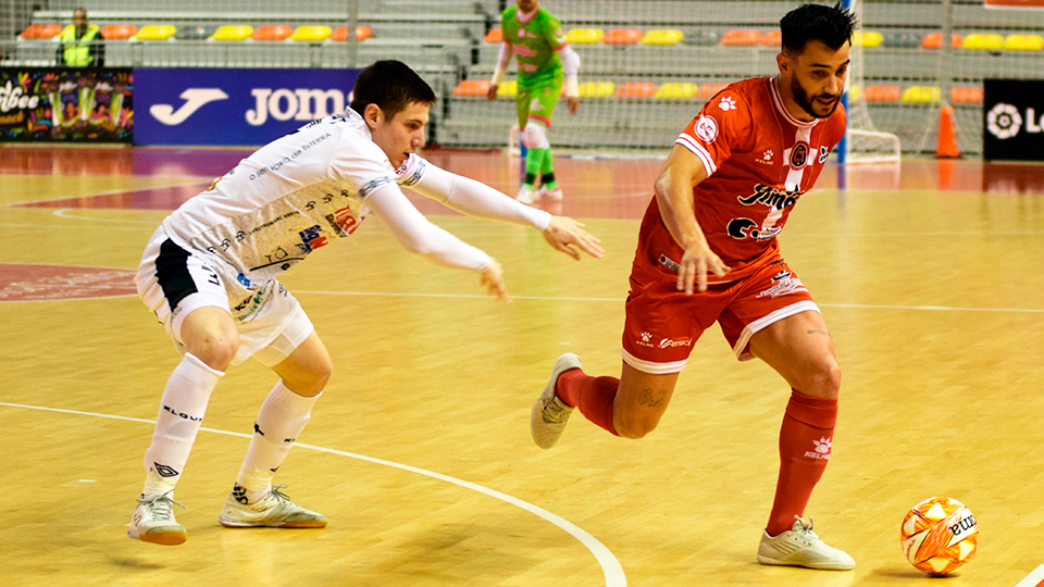 Waltinho, jugador del Jimbee Cartagena, ante Raggiati, del Noia Portus Apostoli.