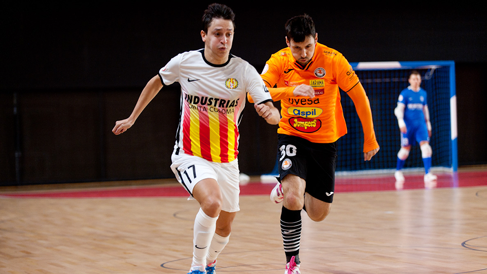 Corso, jugador de Industrias Santa Coloma, ante Bruno Petry, de Ribera Navarra FS.