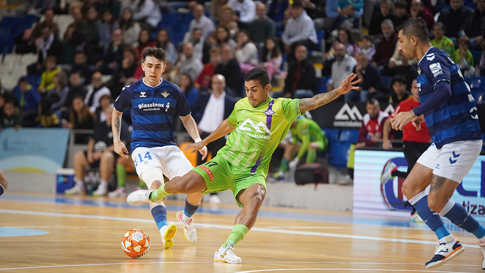 Cléber, de Mallorca Palma Futsal, prepara el tiro ante la defensa de Carrasco, de Real Betis Futsal