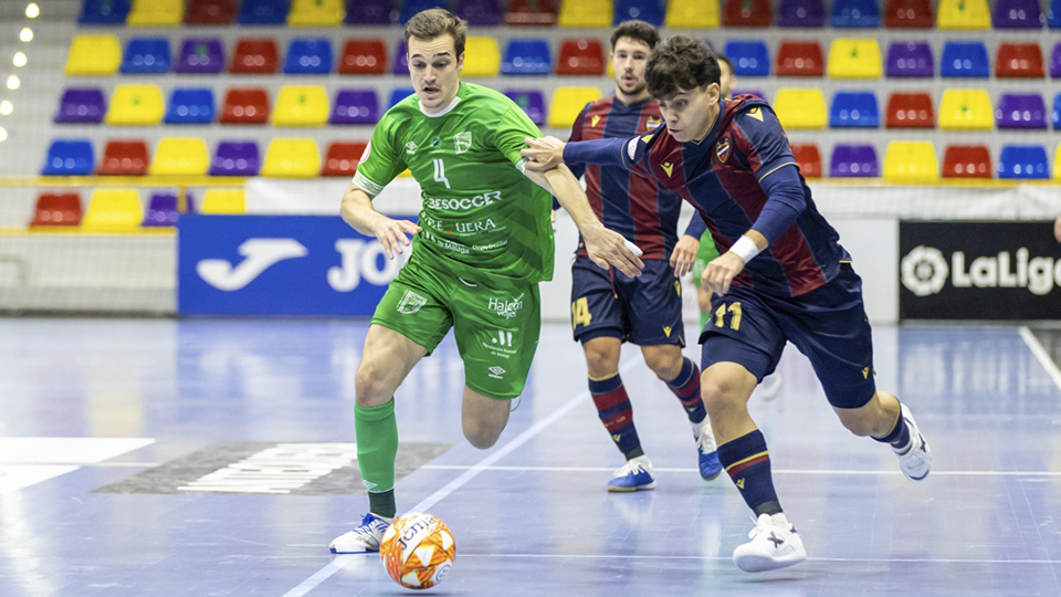 Pope, del BeSoccer CD UMA Antequera, y Pachu, del Levante UD FS, pugnan por el balón (Fotografía: iso100photopress)