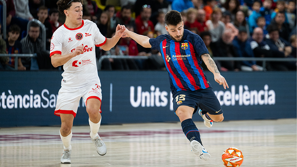Catela, del Barça, prepara el disparo ante la defensa de Motta, de Jimbee Cartagena