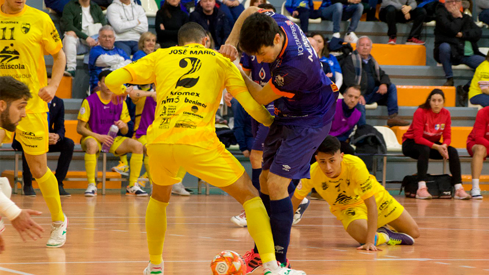 Muniesa, jugador de Full Energía Zaragoza, pugna por el balón con José Mario, de Peñíscola FS. (Foto: Pedro Luis Serrano)