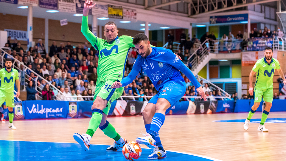 Ivi, jugador de Viña Albali Valdepeñas, dispara ante Carlao, de Inter FS.