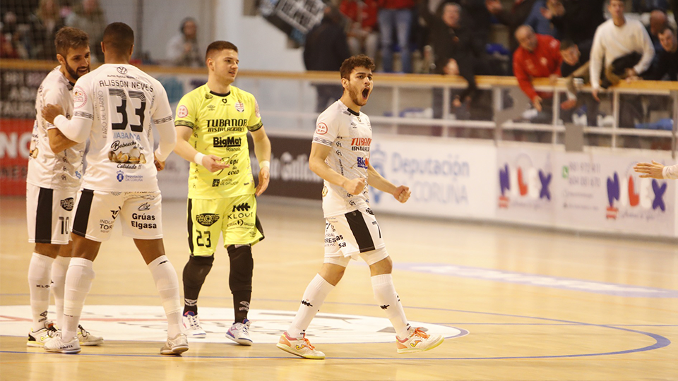 Los jugadores del Noia Portus Apostoli celebran un tanto.