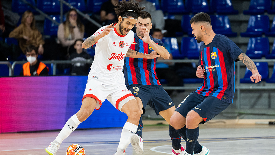 Lucão, de Jimbee Cartagena, protege el balón ante Sergio Lozano y Matheus, del Barça