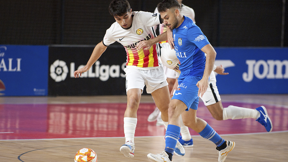 Ivi, de Viña Albali Valdepeñas, conduce el balón ante Bernat Povill, de Industrias Santa Coloma