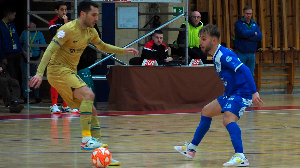 Dyego, de Barça, controla el balón ante Álvaro López, de Quesos El Hidalgo Manzanares