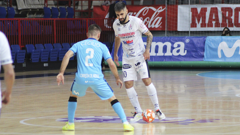 Edu Jaba, del Noia Portus Apostoli, conduce el balón ante Cecilio, de Inter FS