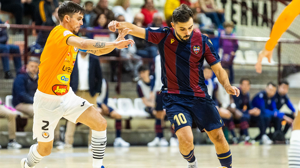 Rafa Usín, de Levante UD FS, remata ante la presión de David, de Ribera Navarra FS