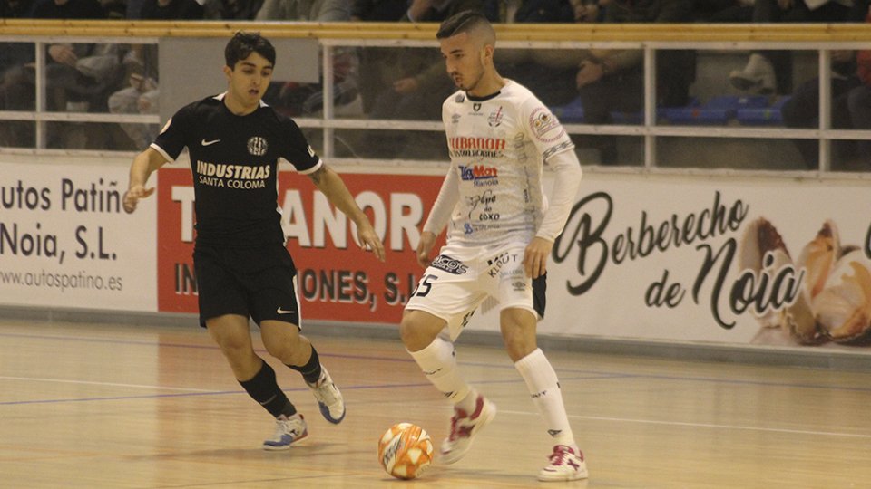 Marcelo, del Noia Portus Apostoli, conduce el balón ante Bernat Povill, de Industrias Santa Coloma