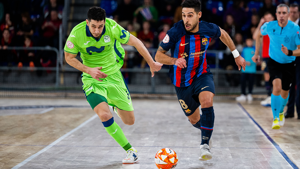 Adolfo, jugador del Barça, conduce la pelota defendido por Lucas Trípodi, de Inter FS