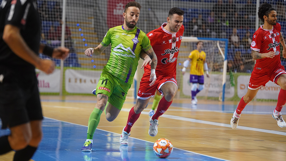 Rivillos, jugador del Mallorca Palma Futsal, ante Juanan, del Jimbee Cartagena.