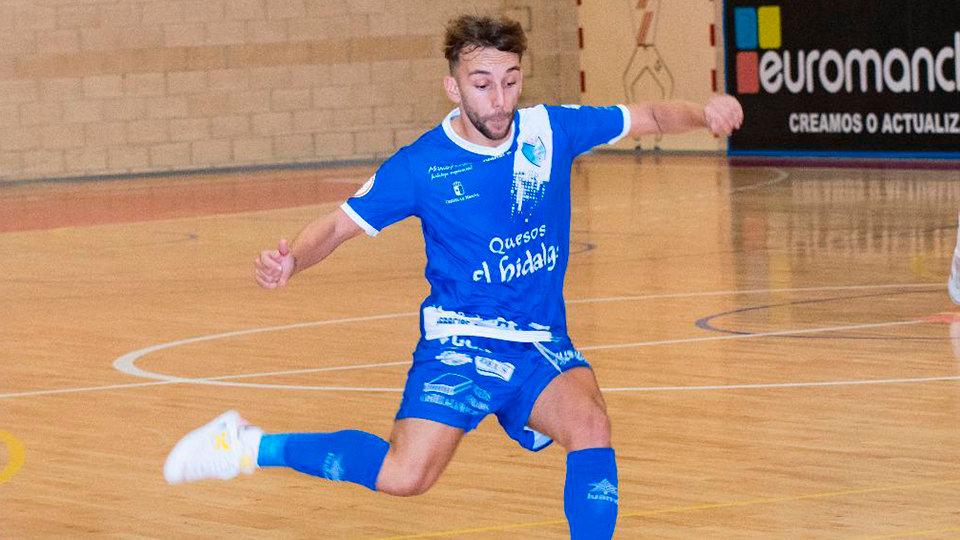 Álvaro, jugador del Quesos El Hidalgo Manzanares, durante un encuentro.