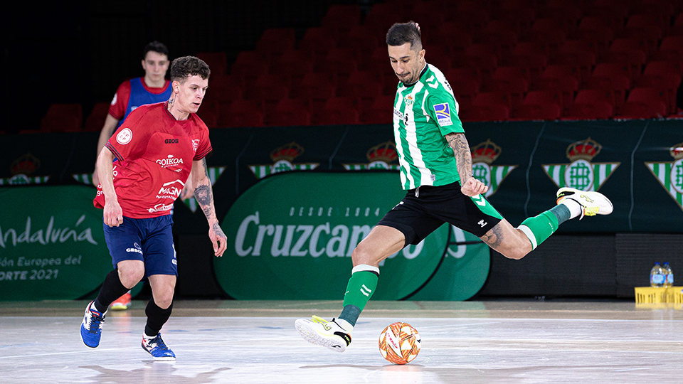 Fer Drasler, del Real Betis Futsal, dispara a puerta