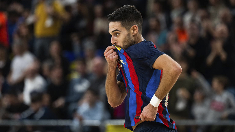 Adolfo, del Barça, se besa el escudo celebrando un gol