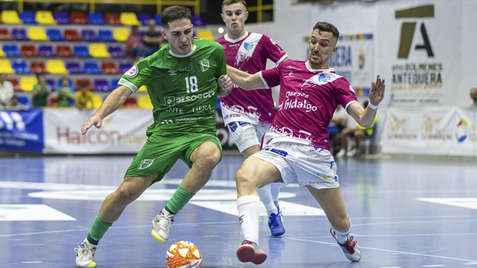 Manu Diz, del Quesos El Hidalgo Manzanares, pugna por el balón con Pablo Ramírez, del BeSoccer CD UMA Antequera (Fotografía: iso100photopress)