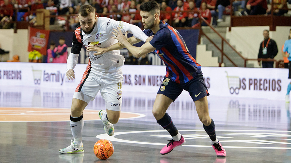 Rafa Santos, de ElPozo Murcia Costa Cálida, conduce ante la defensa de André Coelho, del Barça (Fotografía: Pascu Méndez)