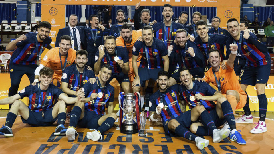 La plantilla del Barça posa con la XXXIII Supercopa de España