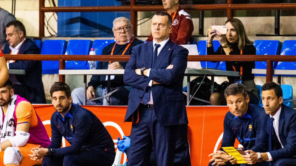 Jesús Velasco, entrenador del Barça, dirigiendo la final de la Supercopa de España