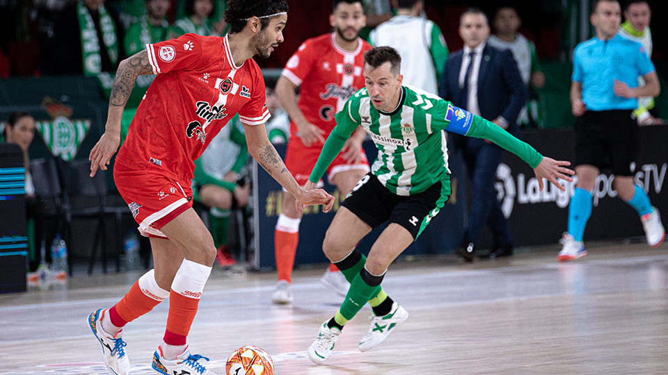 Lucao, de Jimbee Cartagena, conduce la pelota ante la defensa de Lin, de Real Betis Futsal