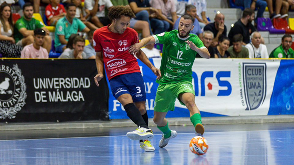 Juninho, de Xota FS, y Cobarro, de BeSoccer CD UMA Antequera pelean por el balón. (Fotografía: iso100photopress)