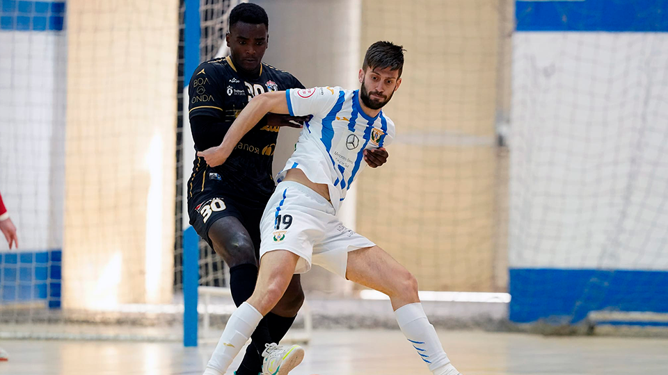 Chicho, jugador del CD Leganés, protege el balón ante Helder, de O Parrulo Ferrol