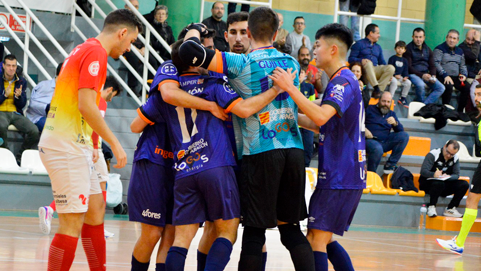 Los jugadores de Full Energía Zaragoza celebran un tanto. (Foto: Pedro Luis Serrano)