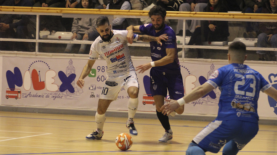 Edu Jaba, de Noia Portus Apostoli, pugna por el balón con Zequi, de Córdoba Patrimonio