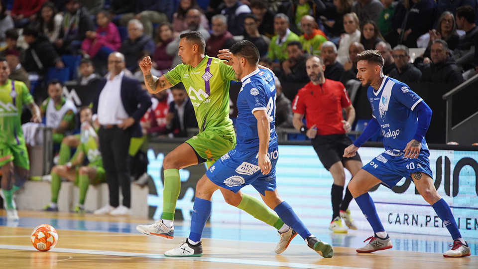 Mancuso, jugador de Mallorca Palma Futsal, se marcha en carrera ante Cortés, de Quesos El Hidalgo Manzznares