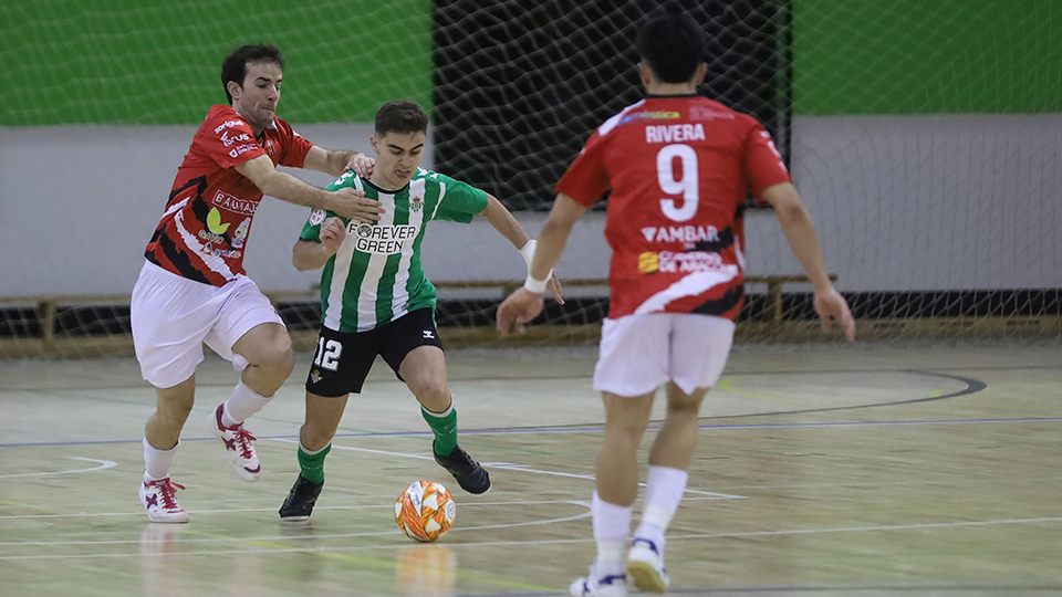 Pablo Muñoz, jugador de Real Betis Futsal B, conduce la pelota defendido por Richi Felipe y Rivera, de Sala 10 Zaragoza