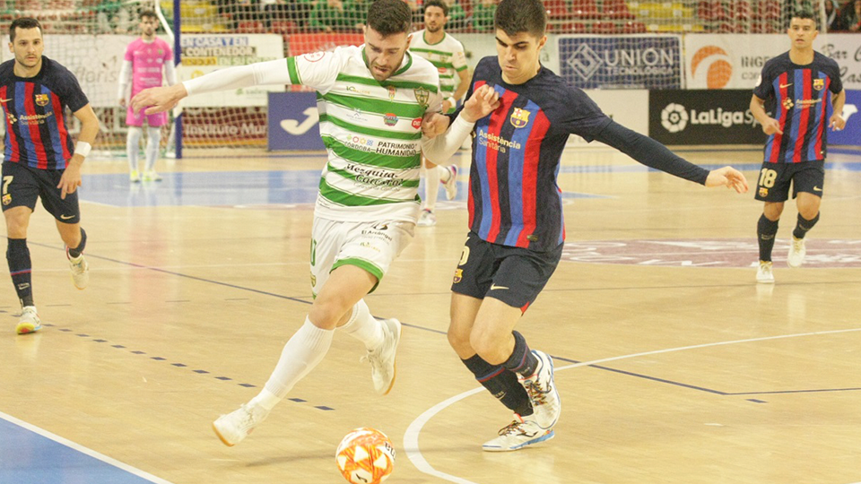 Antonio Pérez, del Barça, y Alberto Saura, de Córdoba Patrimonio, peleando por un balón