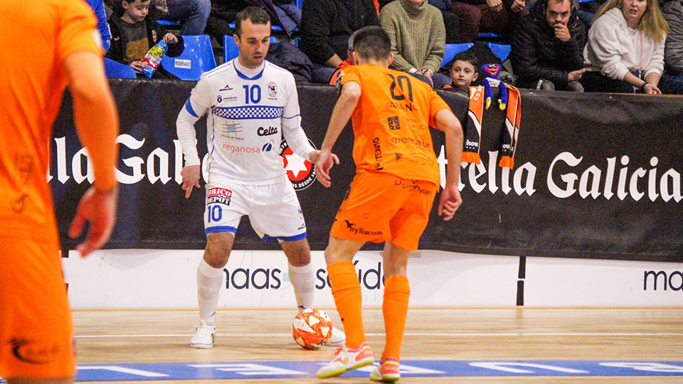 Adri, de O Parrulo Ferrol, conduce el balón ante David Pazos, del Burela FS (Fotografía: Manuel Durán Soto)