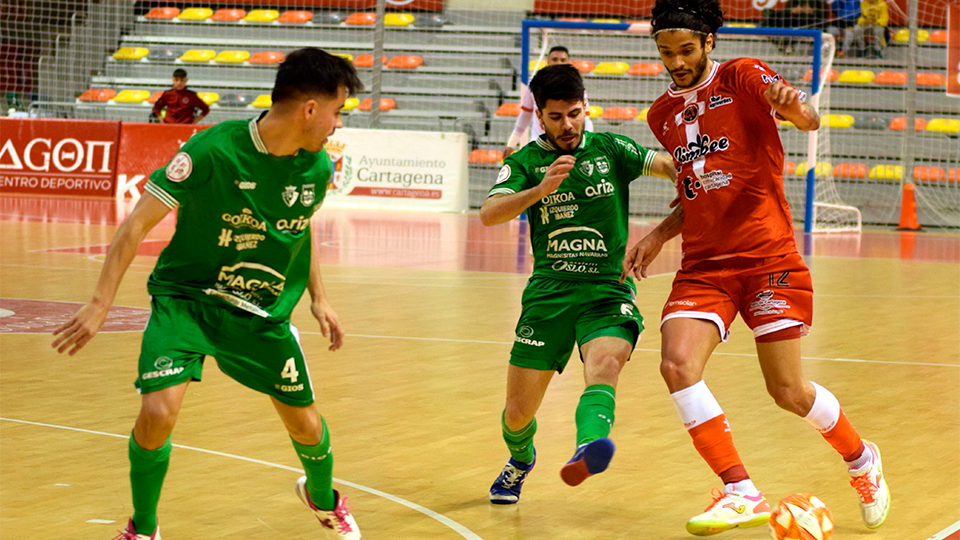 Lucao, jugador de Jimbee Cartagena, controla el balón ante la defensa de Tony y de Dani Zurdo, de Xota FS