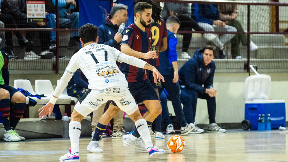 Rafa Usín, del Levante UD FS, conduce el balón ante Pirata, de Noia Portus Apostoli