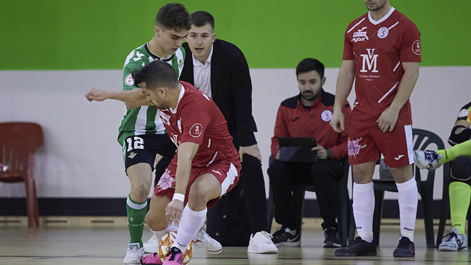Pablo Muñoz, del Real Betis Futsal B, pugna por el balón
